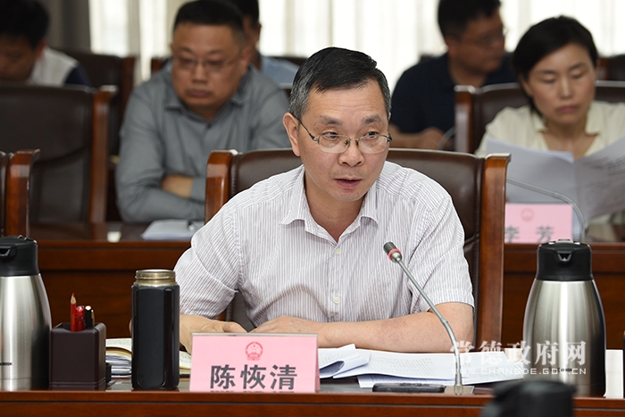 陈恢清主持会议并讲话.jpg