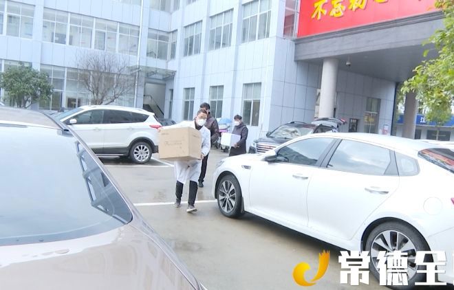 务工企业倒闭，1.5万只口罩充抵工资，他全捐了