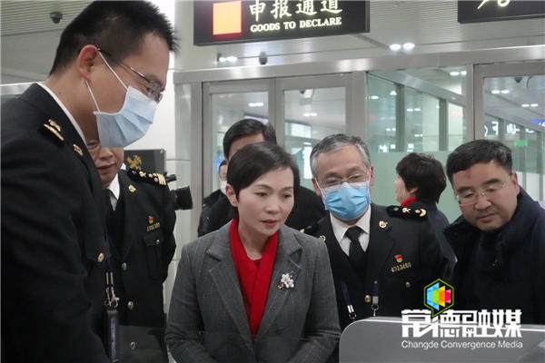 市领导慰问机场工作人员：坚决做好新型冠状病毒疫情防控工作