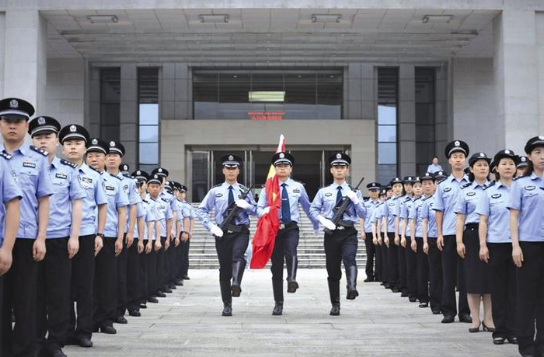 市公安局举行“七一”升国旗仪式