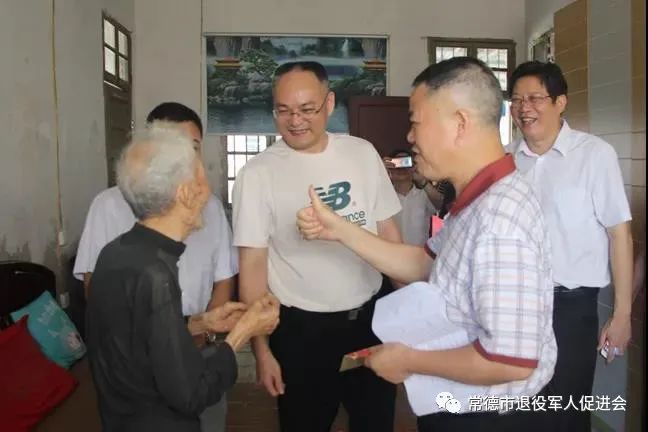 市退役军人促进会慰问烈士家属和退役老兵