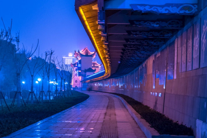 夜幕下的常德诗墙