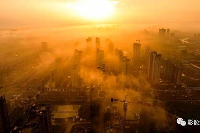 云雾下的临澧县城