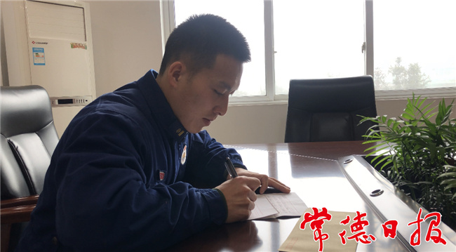 谭晓英正在给妻子写信_1613016674202.jpg 谭晓英正在给妻子写信_1613016674202.jpg