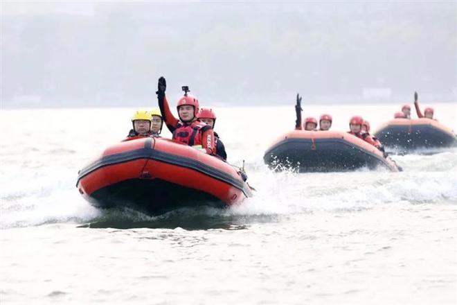 柳叶湖水域救援突击队进行水上救援演练