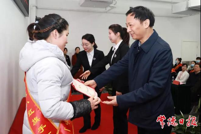 市领导考察指导妇女儿童工作 为全市优秀女性代表授奖