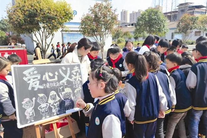 远学雷锋·近学田工——安乡人在行动