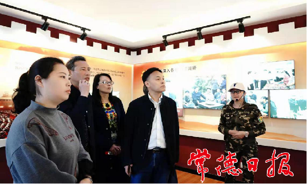 图为党员参观党建教育基地展示馆现场_1617006880793.png