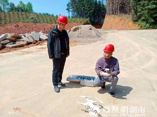 工作人员正在现场调试无人机