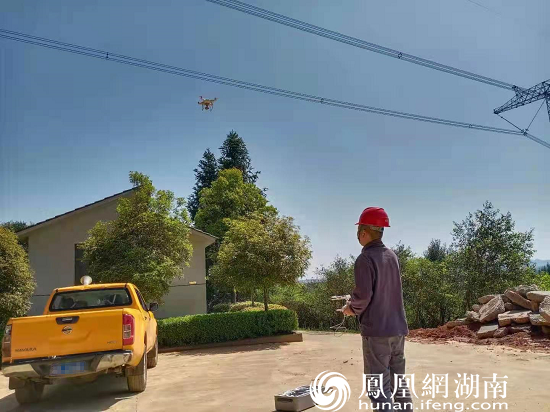 无人机飞上蓝天