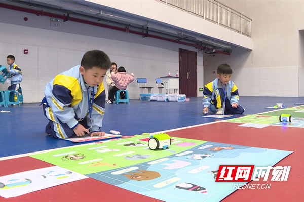 机器人大赛2.jpg 机器人大赛2.jpg