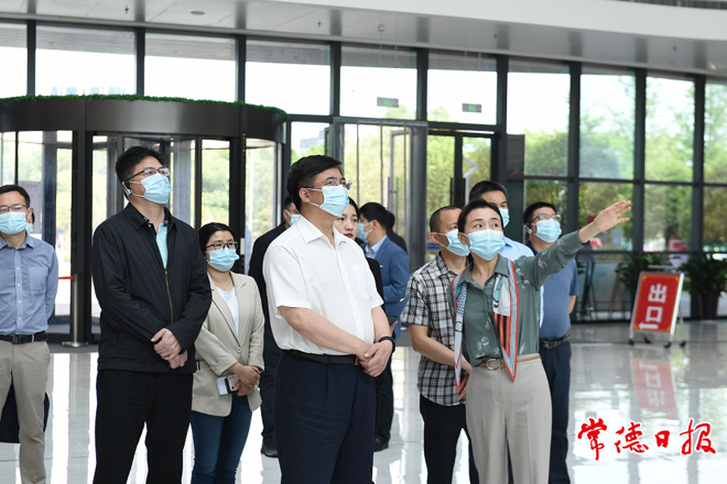 邹文辉调研“城市大脑”建设和政务服务工作：把握发展主动权 持续推进智慧城市建设