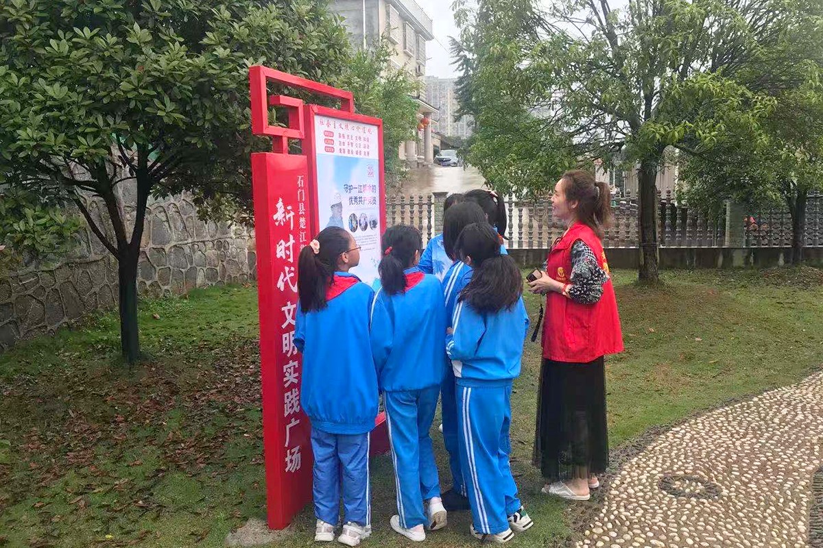 社区志愿者为少先队员讲解“时代楷模”余元君的先进事迹。.jpg 社区志愿者为少先队员讲解“时代楷模”余元君的先进事迹。.jpg