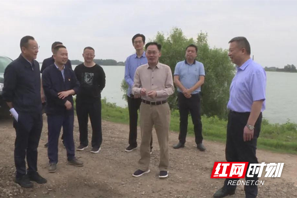 张阳查看险情处置情况.jpg 张阳查看险情处置情况.jpg