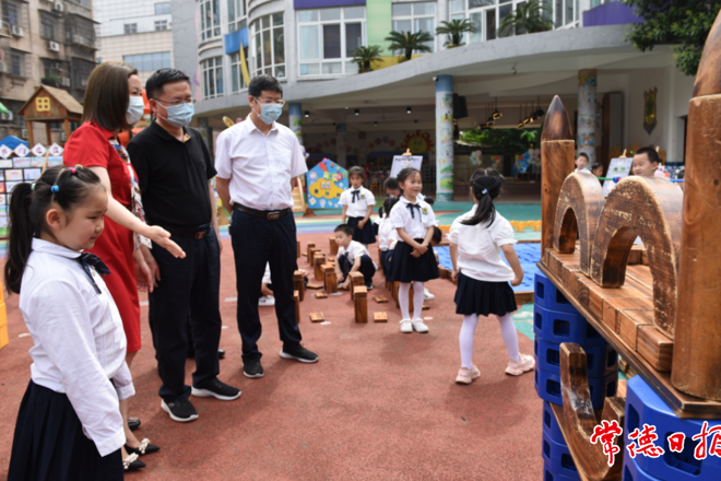 市领导进幼儿园为儿童送节日祝福