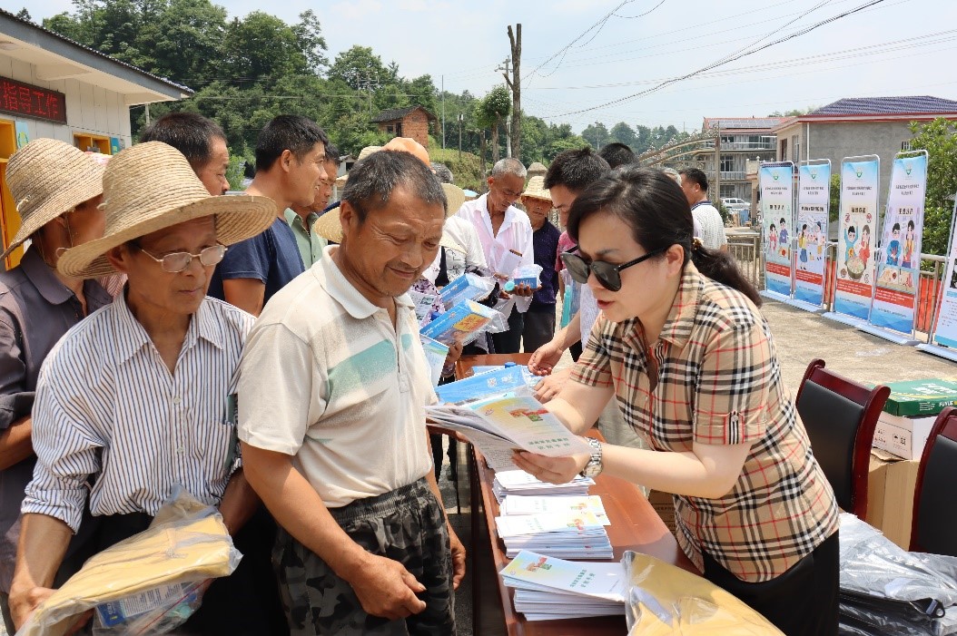 十大彩票网赌平台疾控中心主任刘凤姣（右一）对村民进行食品安全科普宣传。.jpg