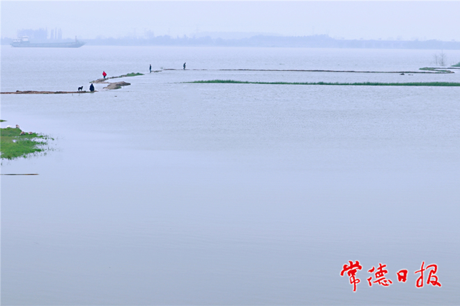 江中漫步