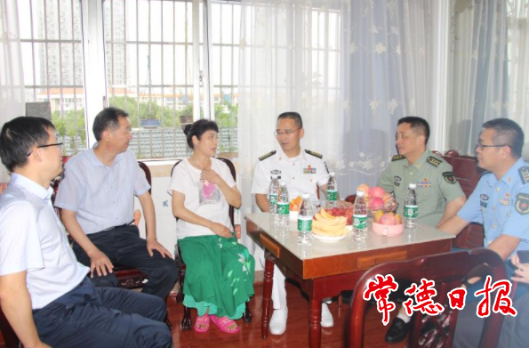 常德军分区领导慰问烈士遗属和党龄50年以上参战退役军人