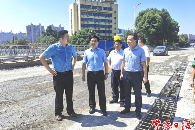 市领导调研时指出 加快工程进度 缓解交通压力