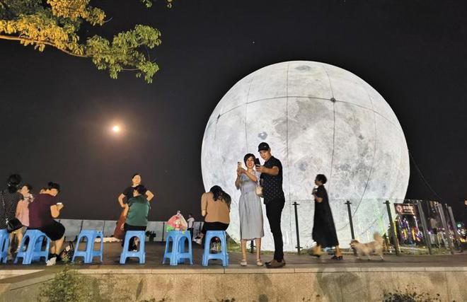 柳叶湖畔嫦娥舞 超级月亮庆“双节”