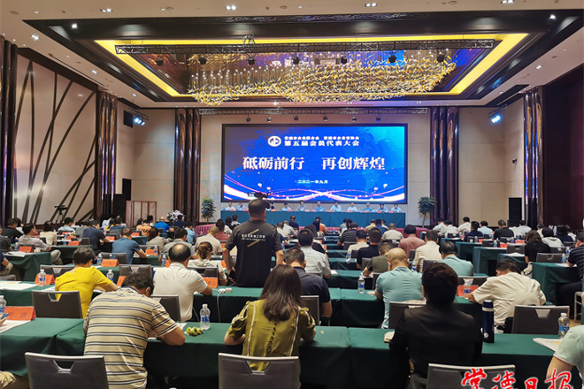 市领导在企业两会第五届会员代表大会上指出 搭建“政企桥梁” 筑牢“产业大堤”