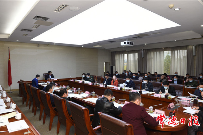 邹文辉主持召开市政府第77次常务会议