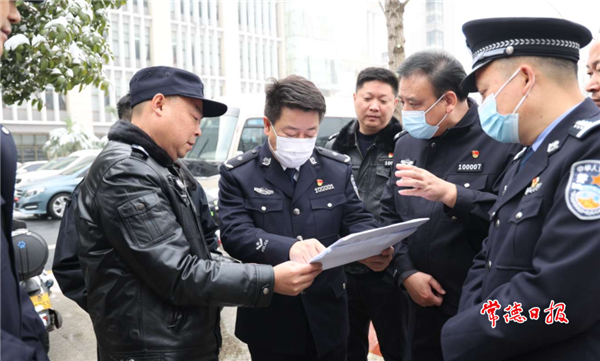 市领导督导检查两会安保工作