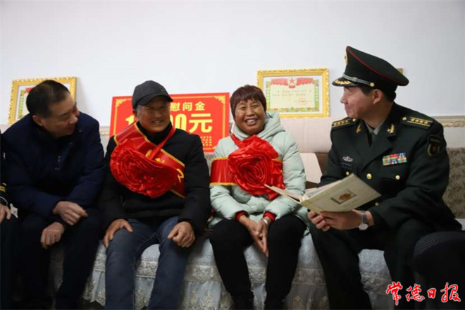 军地联合为一等功臣袁伟家庭送喜报
