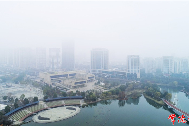 【摄影报道】大雾笼罩常德 桃花源里的城市仿佛多了些