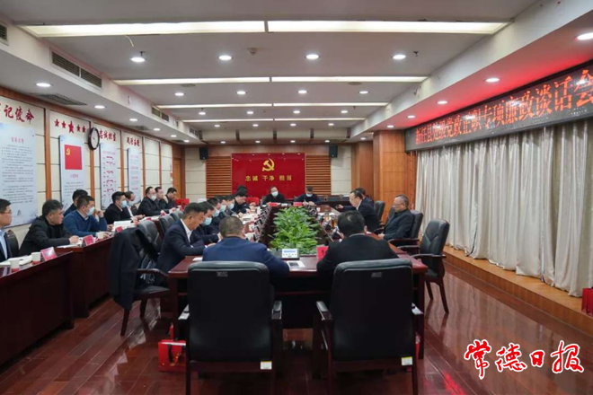 市领导为新任县处级党政“一把手”赠送廉政大礼包