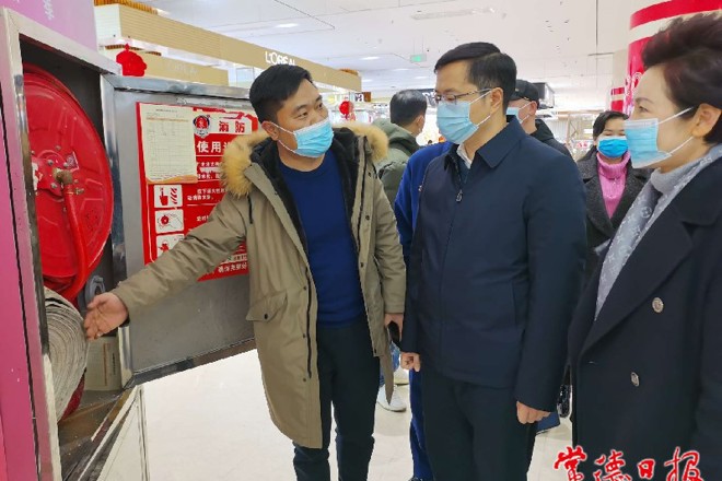 市领导督导节前安全生产、疫情防控、市场保供工作