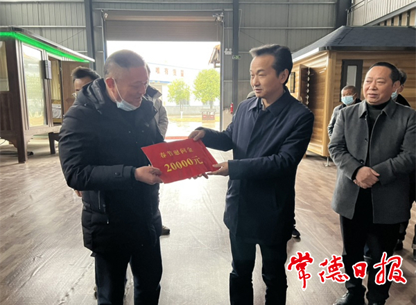 市领导看望慰问困难残疾人家庭和集中安置残疾人就业单位