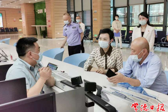 市领导全程体验办网约车驾驶员资格证流程时指出 深入推进“放管服”改革各项举措落地