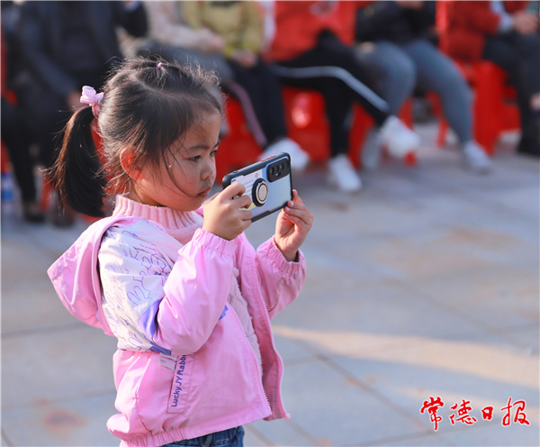 鲁红英-小小摄影家-1.jpg 鲁红英-小小摄影家-1.jpg
