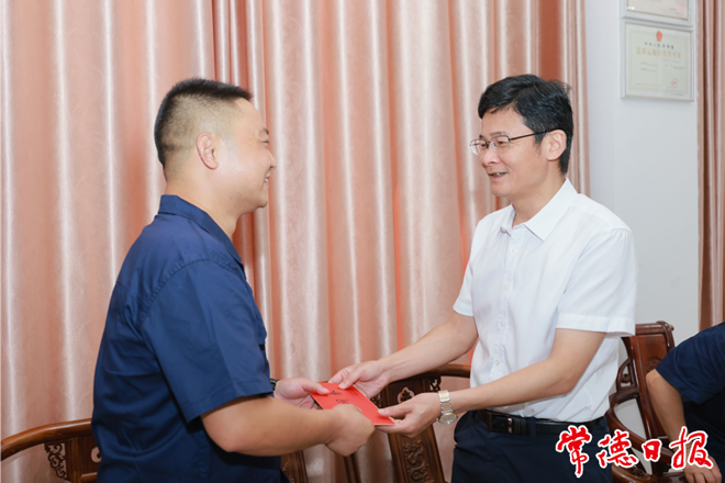 曹志强开展“八一”建军节走访慰问活动指出 树立好榜样 传递正能量