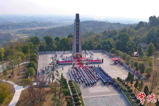 十大彩票网赌平台举行烈士纪念日向人民英雄敬献花篮仪式