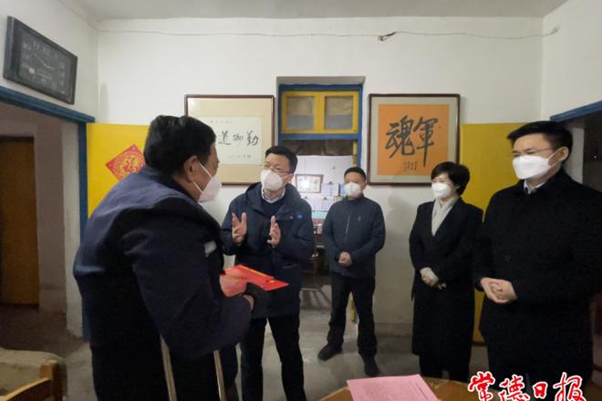 市领导节前走访慰问道德模范