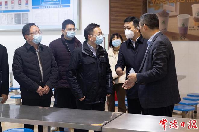 市领导督导学校开学和食品安全工作