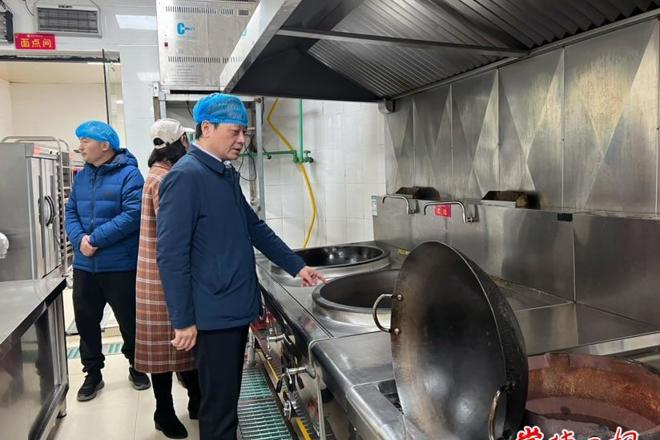 市领导督导检查幼儿园食品安全工作