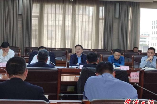 市领导调度学校和卫生部门创文巩卫工作