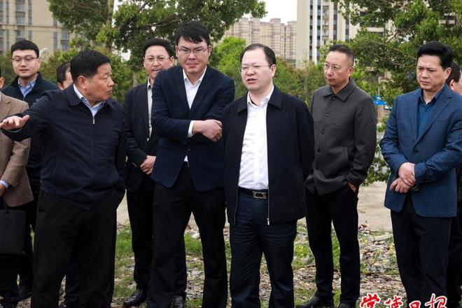 周振宇调研铁路沿线环境整治工作