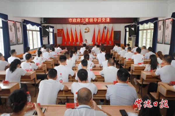 周振宇开展“一月一课一片一实践”主题党日活动