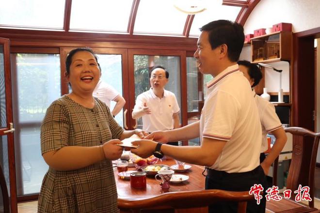 “七一”前夕 市领导看望慰问市人大退休老干部