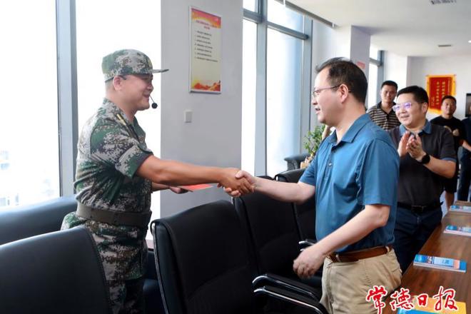 周振宇前往鼎城区、武陵区开展“八一”走访慰问退役军人、“送清凉”活动