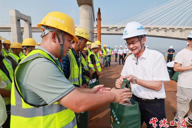 曹志强带队开展关爱户外劳动者“送清凉”活动