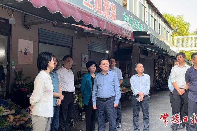 市领导督导巩固国家卫生城市工作