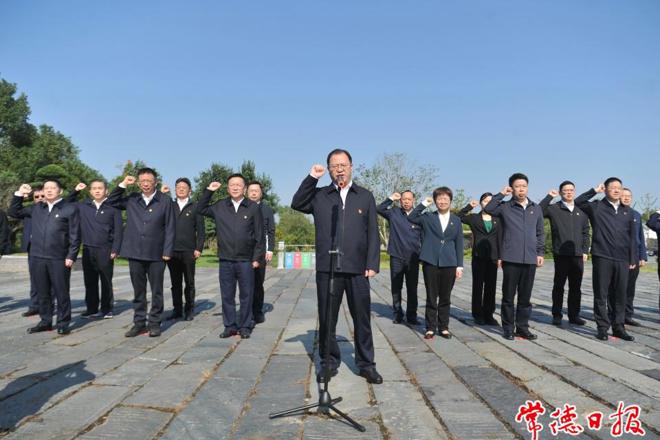 市政府党组开展革命传统教育活动