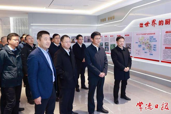 全市新型工业化推进大会暨“创新突破产业突围”指挥部第三次全体会议启幕