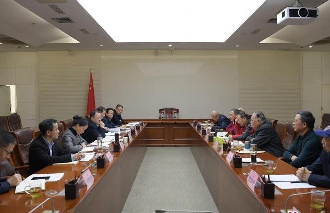 周振宇就《政府工作报告（征求意见稿）》征求老干部意见和建议