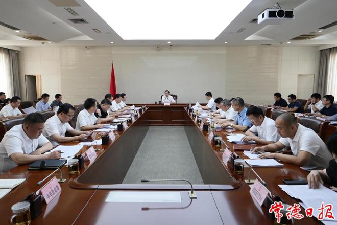 周振宇在装备制造产业专项小组工作推进会议上强调：建强链条 培强龙头 加快推动装备制造产业高质量发展